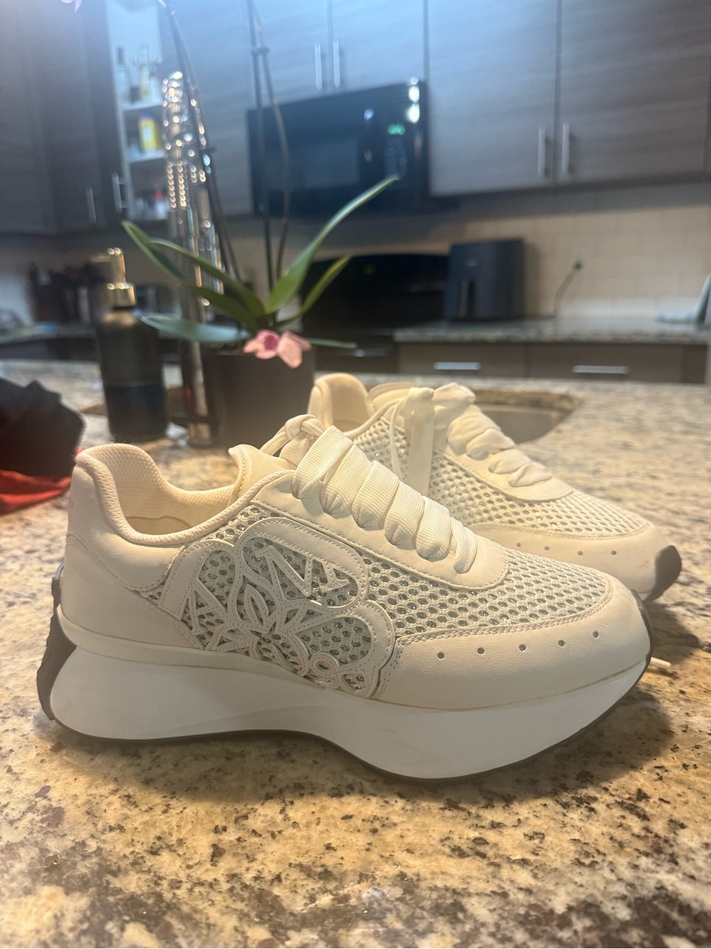 Alexander McQueen
Sprint Runner leather trainers
38
Gently used
White, Leather